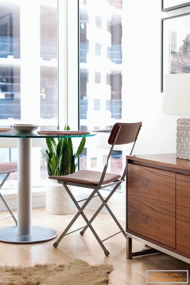 Dining area of ​​a small apartment in San Francisco