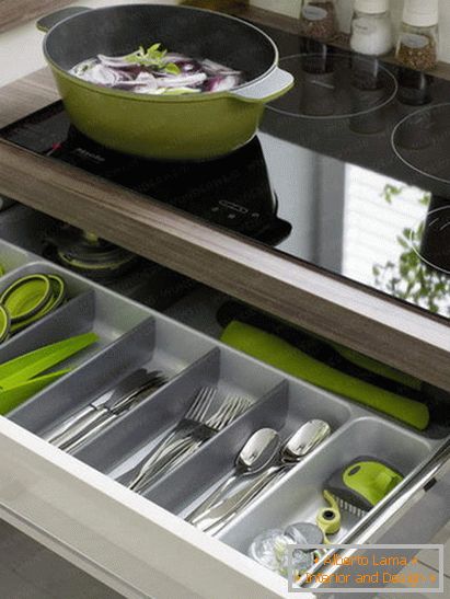 Drawer for storing cutlery