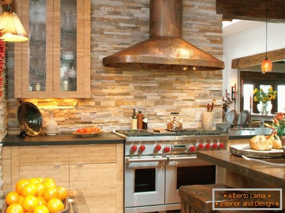 Quartzite sandstone as wall decoration in the kitchen