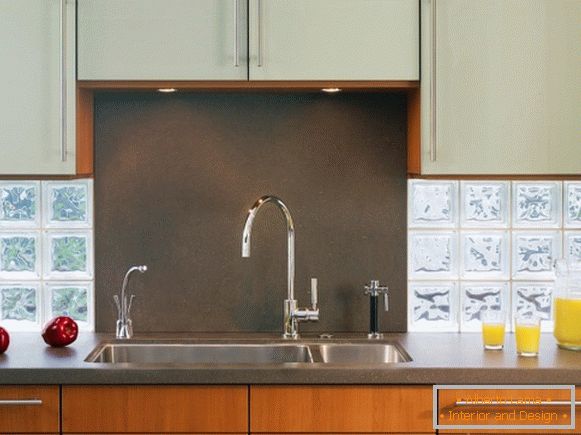 Kitchen apron made of transparent glass and volcanic rock