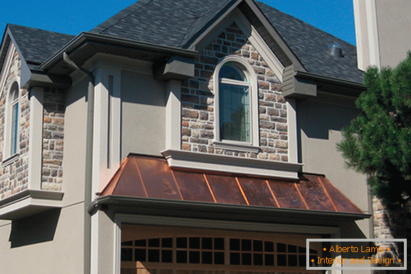 Facade stucco - photo in the decoration of bay windows and windows