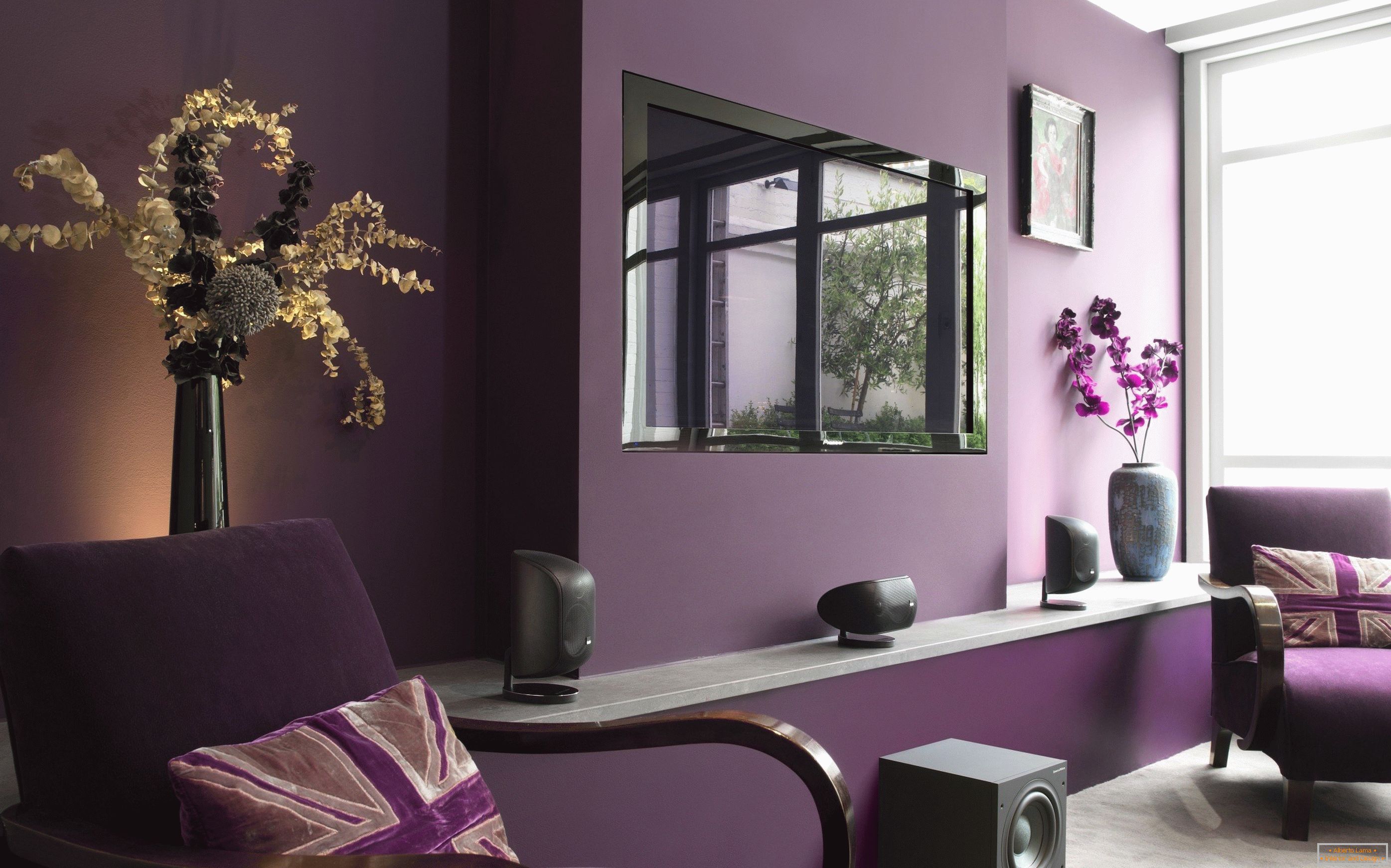 Purple color in the interior of the living room