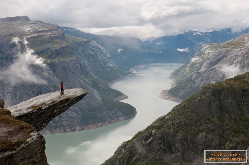 Photo interpretation of the rock Trolltunga, Norway, photographer Till Hanten