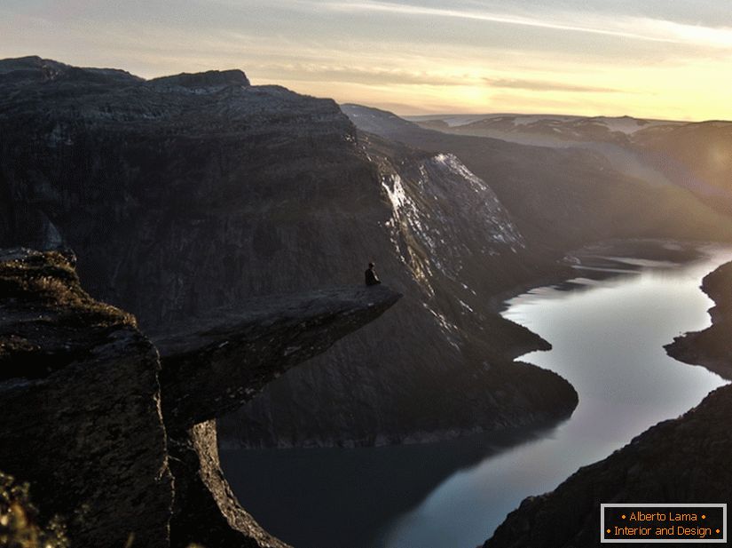 Photo of the Trolltunga cliff from photographer Victor Gan