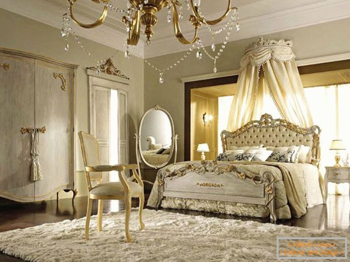 Baldakhin above the bed was removed behind the headboard. Soft beige shades successfully blend in with the gold elements of the decor.