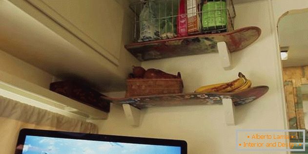 Wagon-house on wheels: skateboard instead of shelf