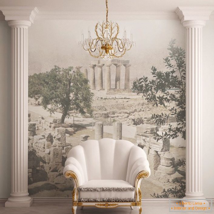 Decorative columns serve as an exquisite decoration of the living room, decorated in the Baroque style.
