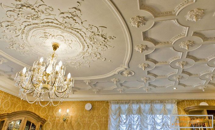 The rich decor of the ceiling with stucco looks elegant and unobtrusive. A stylish solution for decorating the living room.
