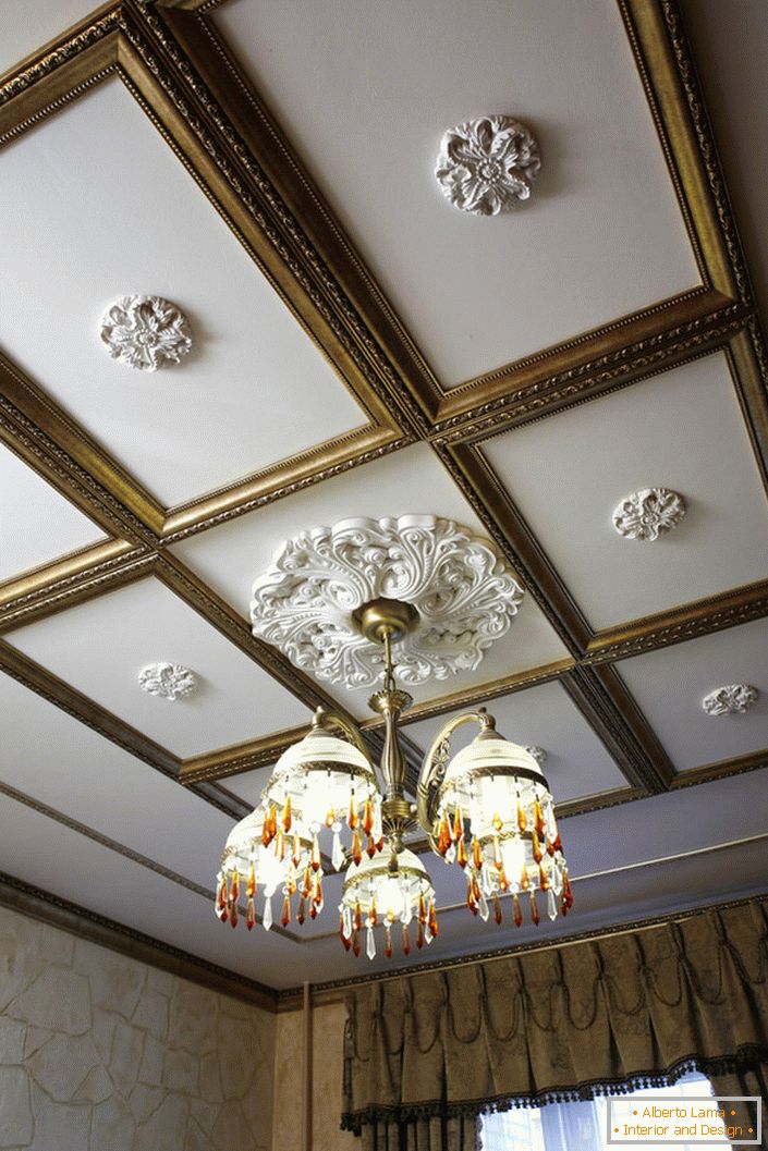 Collage of stucco - one of the most popular decorations of the ceilings of the room, decorated in Empire style, Baroque or Art Deco.