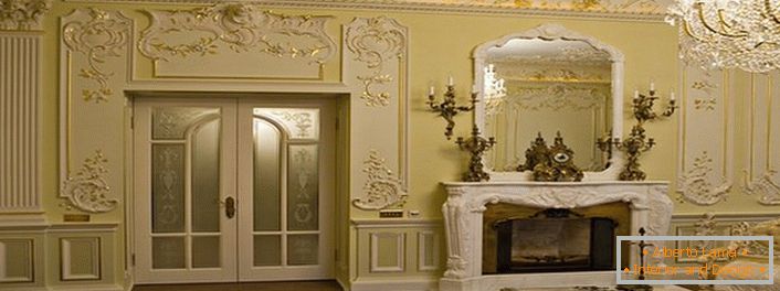 Correctly selected decor of stucco refresh the interior, make it more saturated and solemn.