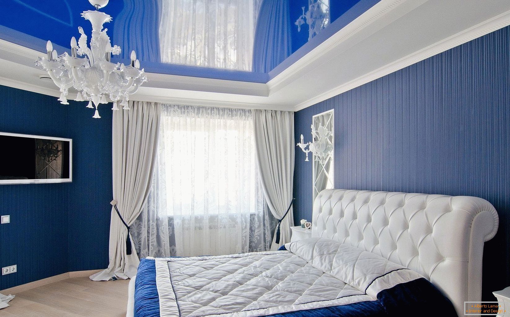 Blue ceiling in the bedroom