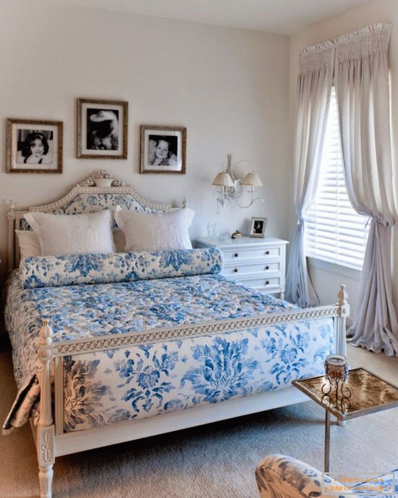 blue-color-in-the-interior-classic-bedroom-95