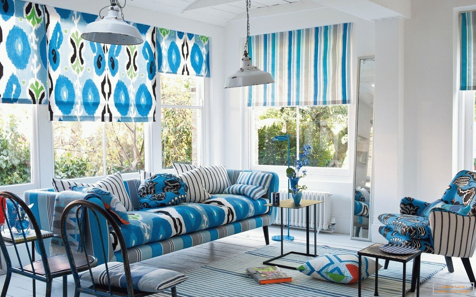 Curtains and furniture with shades of blue