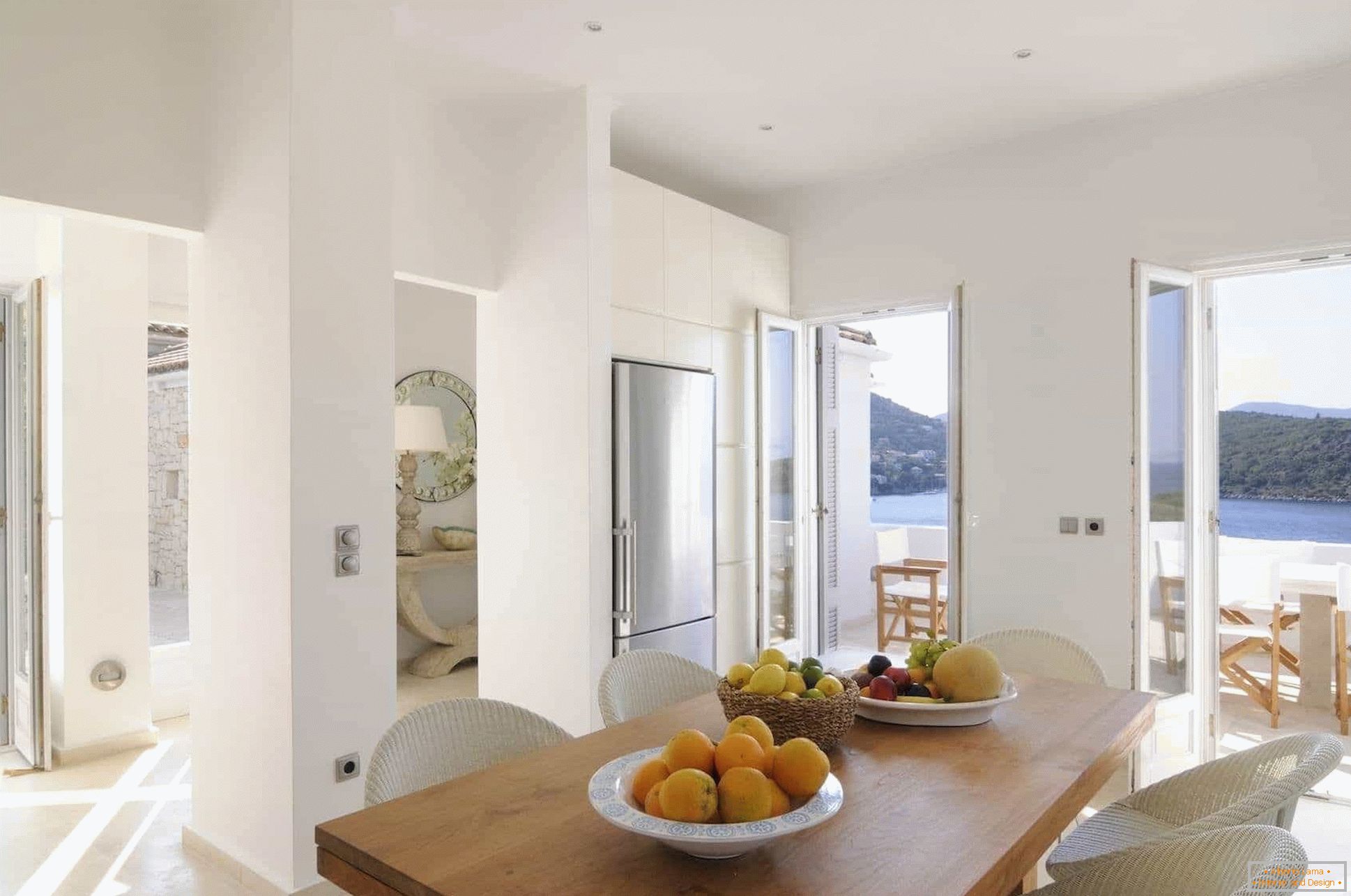 Panoramic windows are inherent in the Greek style of the interior