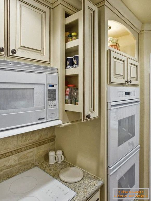 Extendable shelf for spices in the kitchen