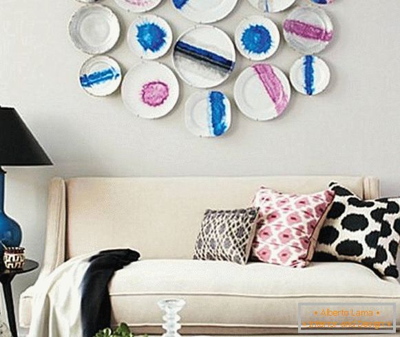 Decorating walls with decorative plates