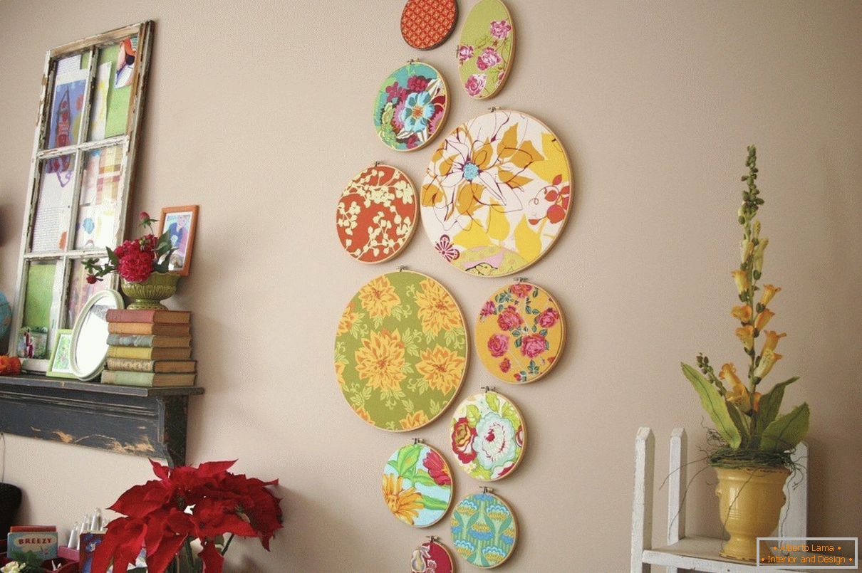 Decorative plates on the wall