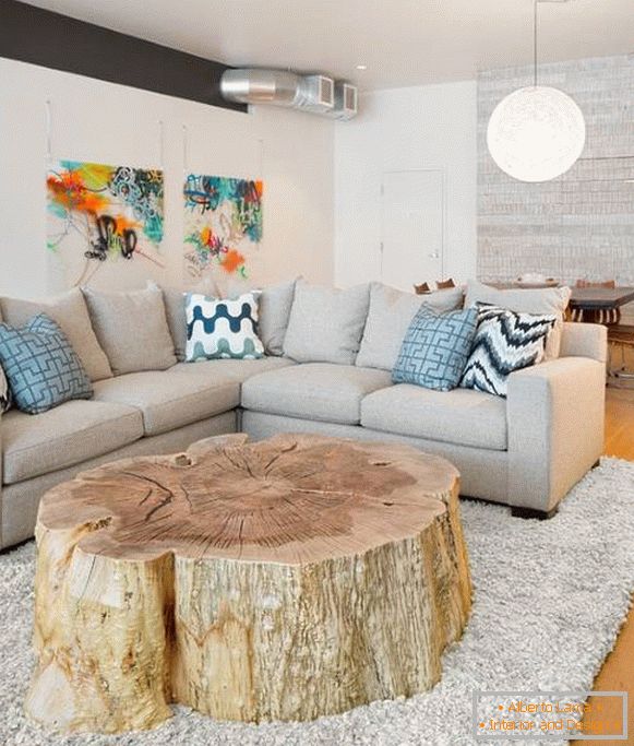 Large stump in the design of the living room