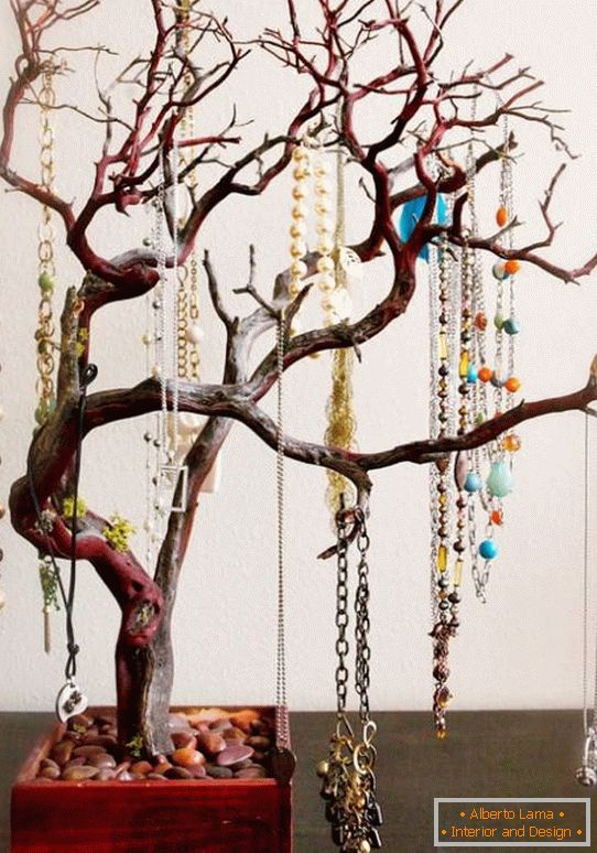 storage-ornaments-on-branch