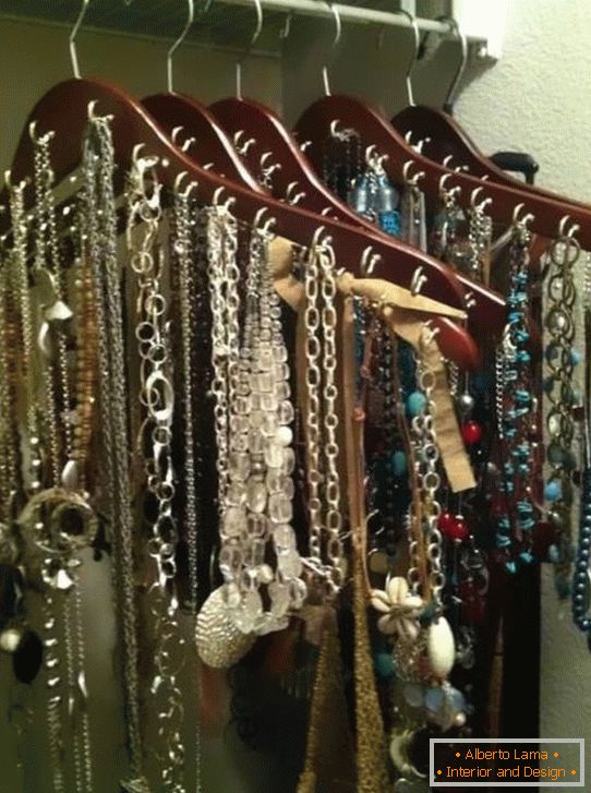 hanger-for-jewelry