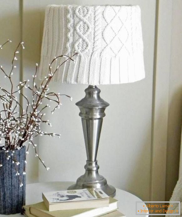 Knitted table lamp