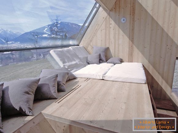 Rest area on the windowsill of the small cottage Ufogel in Austria