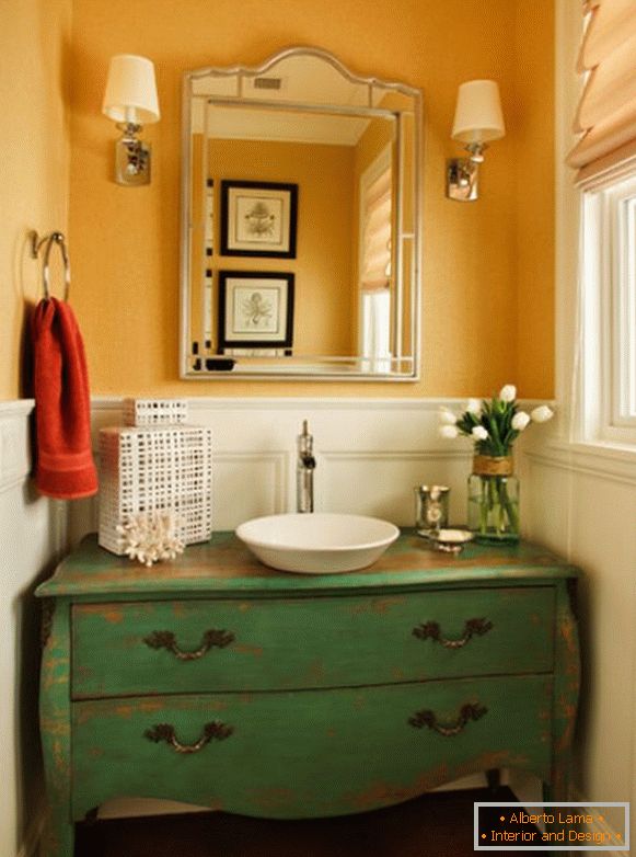Vintage chest of drawers in the bathroom