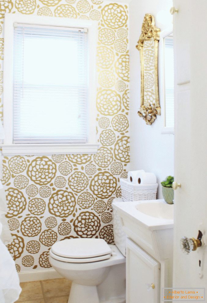 Golden elements in the design of the bathroom
