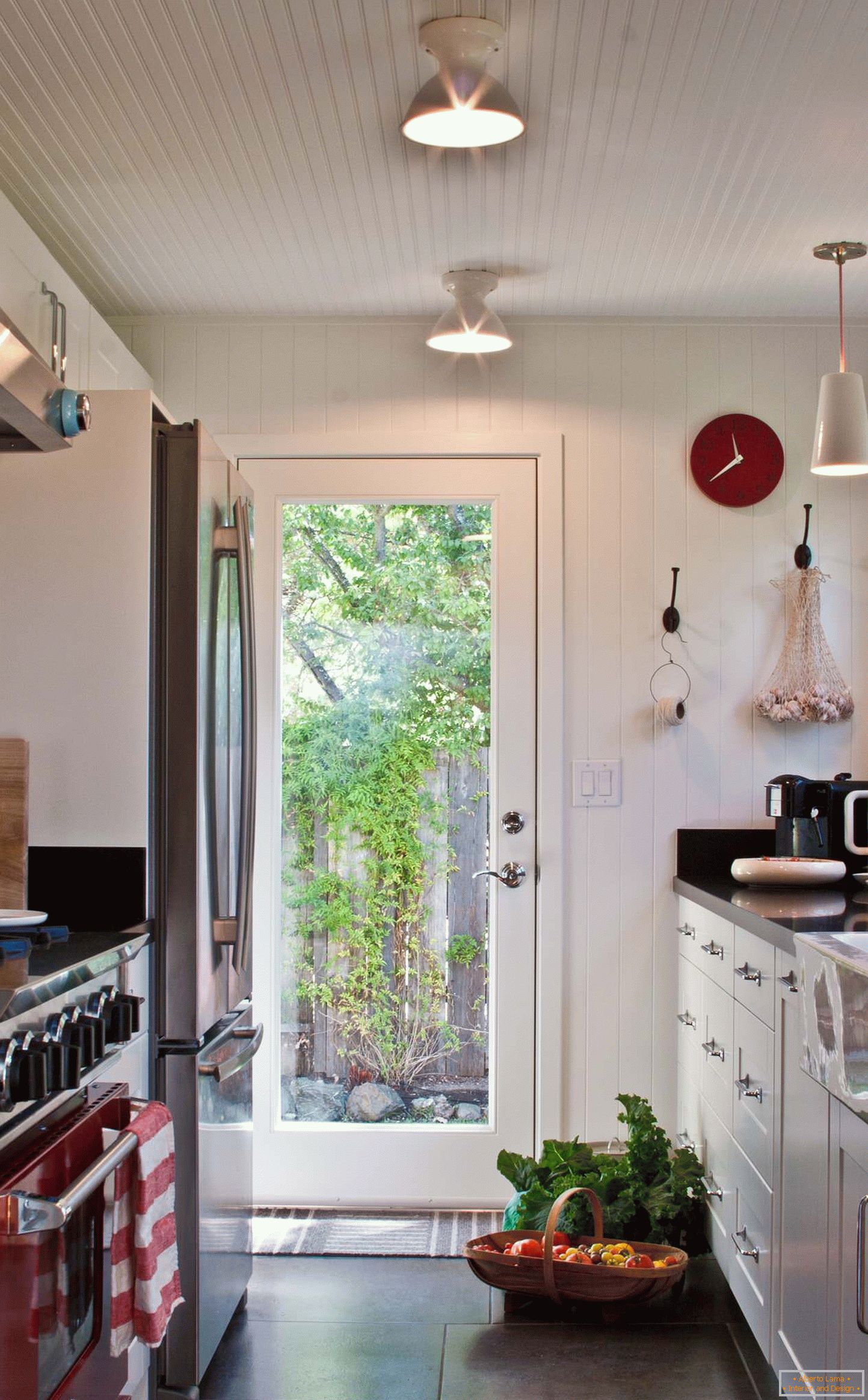 White ceiling in the kitchen