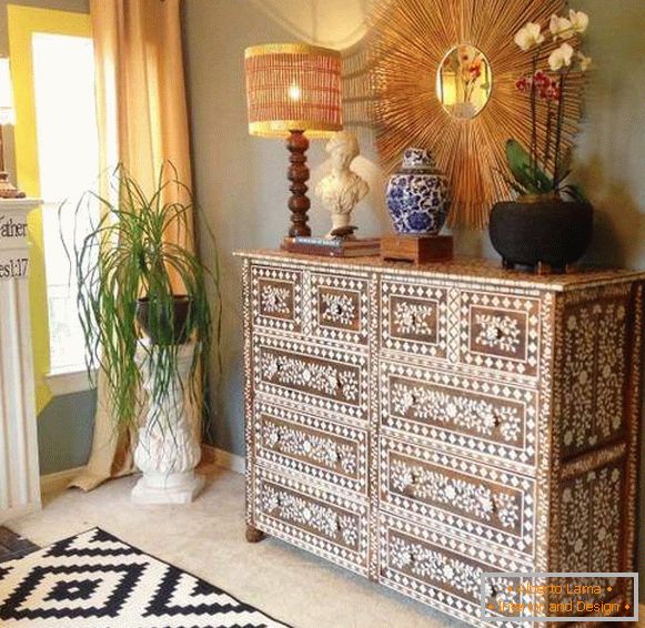 Inlaid chest of drawers India - photo in the interior