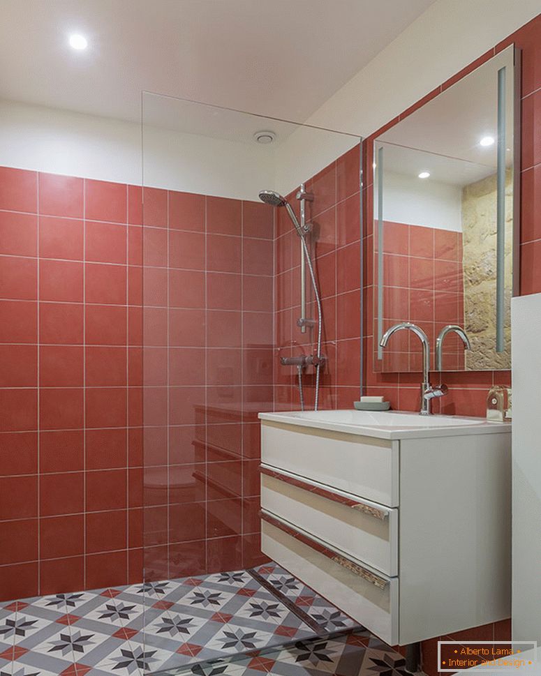Red tiles in the interior of a small bathroom