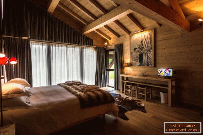 design-interior-bedroom-on-mansard-floor-in-style-chalet