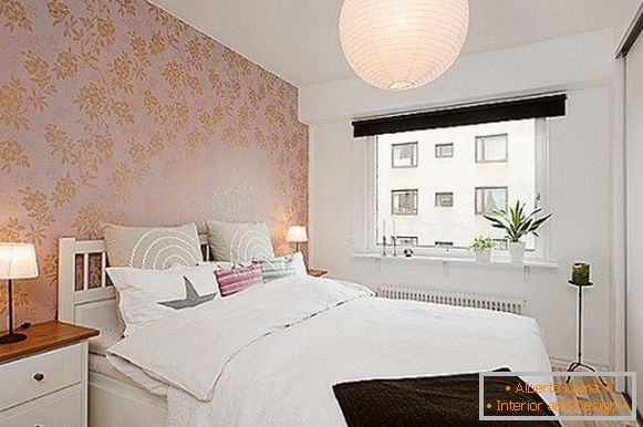 Wallpaper with floral pattern in the bedroom