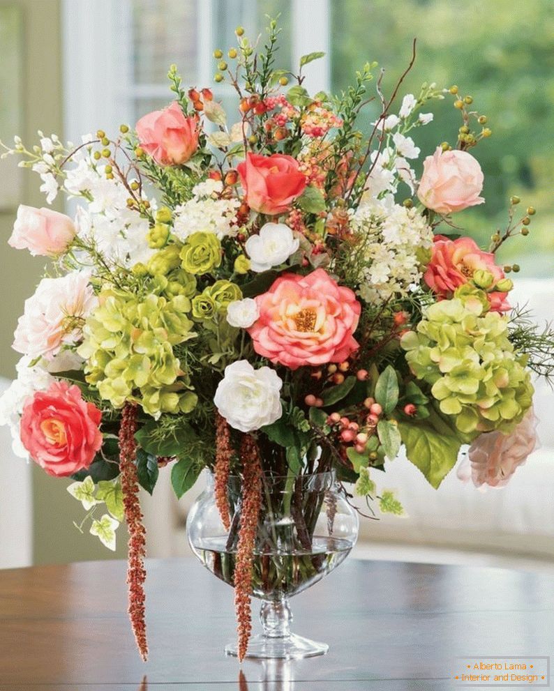 Roses and hydrangeas in the composition