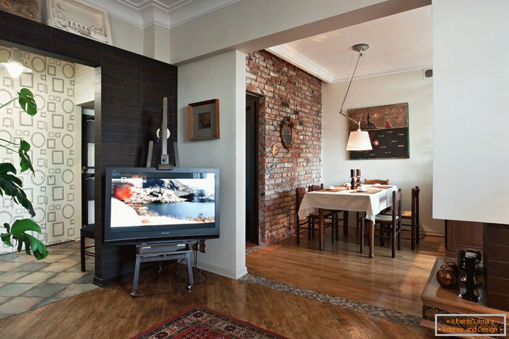 Brick wall in the interior of the dining room