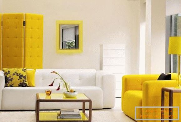 Bright accents in the design of a small apartment