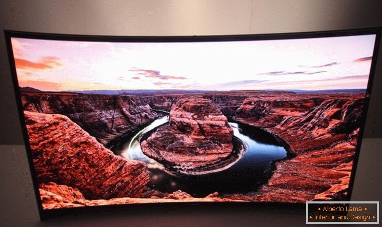The curved OLED TV has Full HD 1920 x 1080 resolution