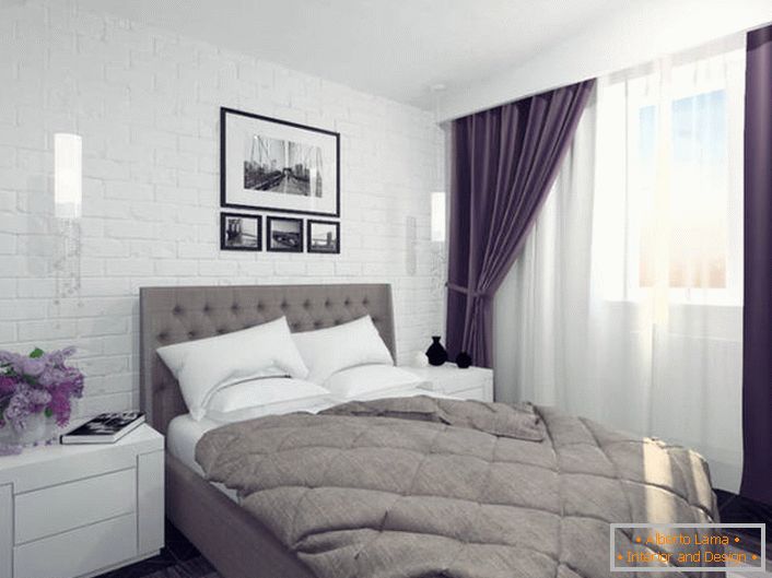 An interesting design decision is a wall in the head of the bed, simulating brickwork.