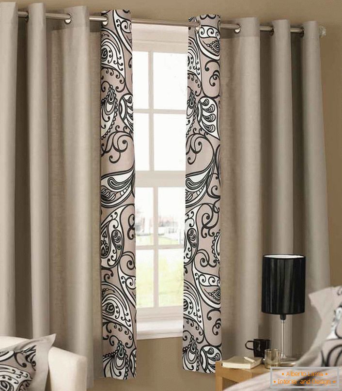 Stylish short curtains of light purple color repeat the pattern, which is decorated with bed linen in the bedroom in the Art Nouveau style.