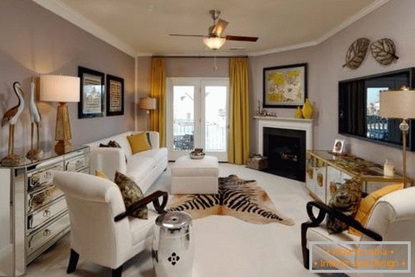 The combination of colors in the interior - yellow curtains and beige wallpaper