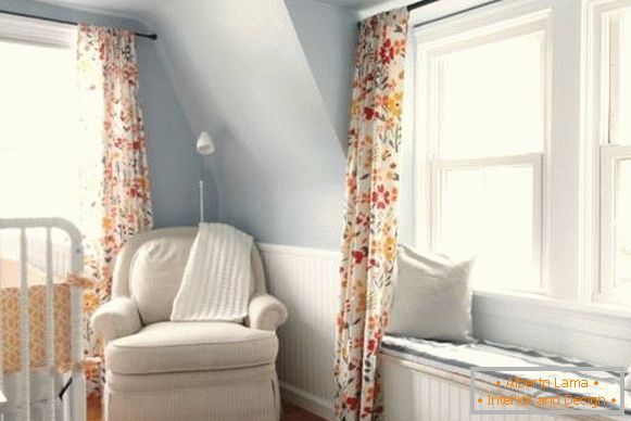 What curtains will suit the blue wallpaper - a beautiful combination of colors