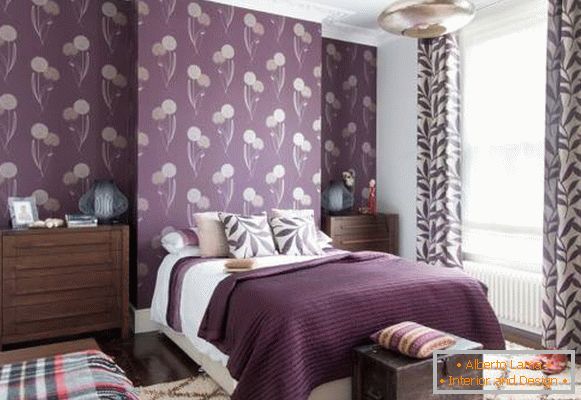 The combination of wallpaper colors and curtains with different patterns