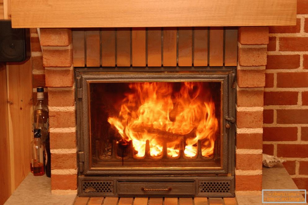 A brick fireplace with fire simulation not only looks decent, but also heats the room.