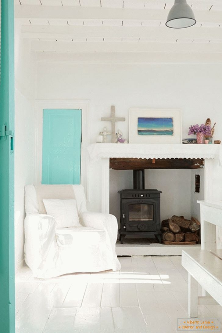 Living room in white and turquoise tones with a fireplace