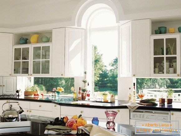 Window design in the kitchen - interior photo of a private house