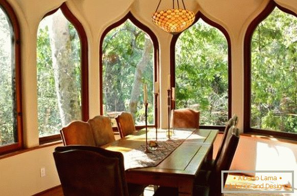 Moroccan design of windows - photo in the interior