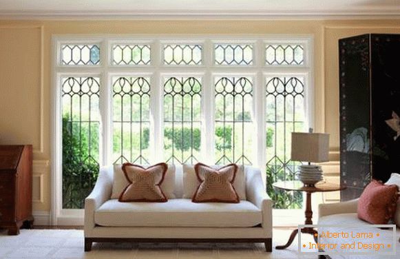 Stylish window design in the living room - photo
