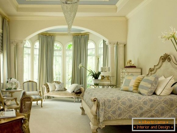 High arched windows - a photo of a bedroom in a classical style