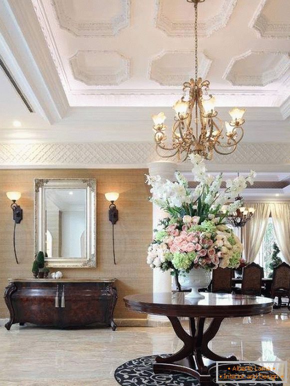 Ceiling plaster decor - stucco in the design of a private house