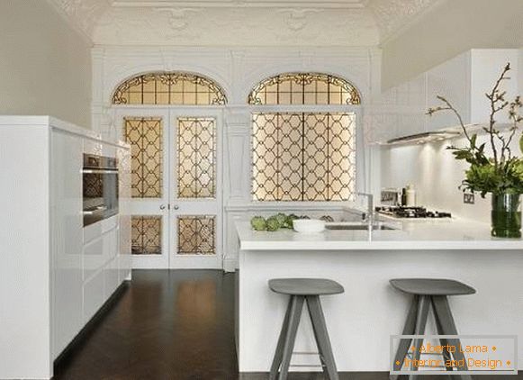 Stucco molding in the interior of modern kitchen - photo